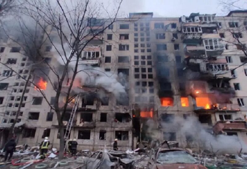 نيران مشتعلة في مبنى سكني في كييف نتيجة القصف الروسي - رويترز