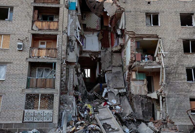 تضرّر في أحد المباني السكنية في دونيتسك (رويترز)