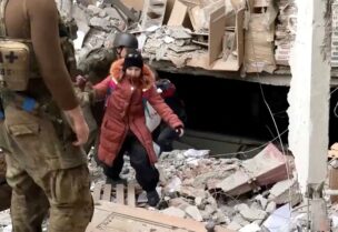 إجلاء طفلة من مصنع أزوفستال في ماريوبول