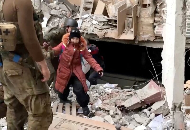 إجلاء طفلة من مصنع أزوفستال في ماريوبول