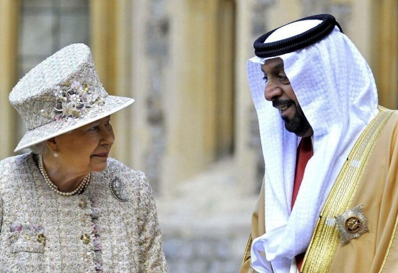 الملكة اليزابيت والرئيس الاماراتي الراحل خليفة بن زايد