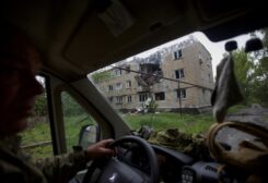 مبنى سكني مدمّر نتيجة القصف الروسي في دونيتسك شرق اوكرانيا (رويترز)