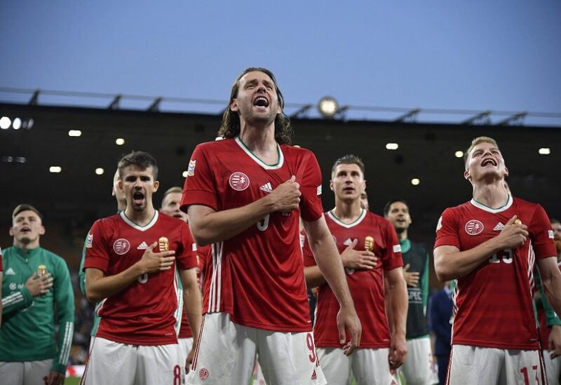 اعبون من منتخب المجر يحتفلون بالفوز على إنجلترا بدوري الأمم الأوروبية لكرة القدم يوم الثلاثاء