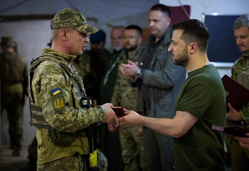 الرئيس الأوكراني يزور الجنود على الجبهة الجنوبية