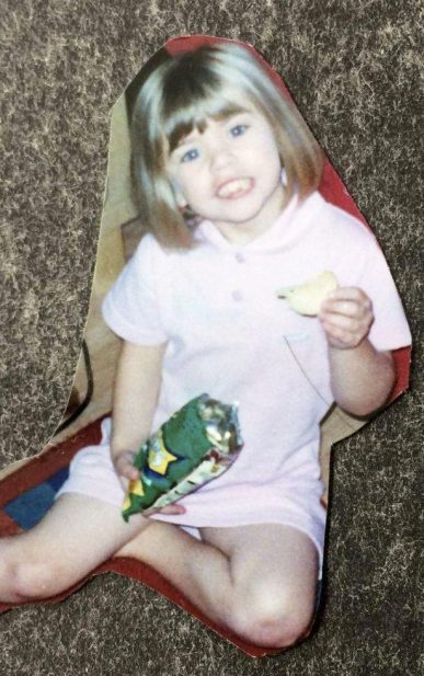 صورة لـ"زوي سادلر" وهي طفلة وتاكل البطاطا
