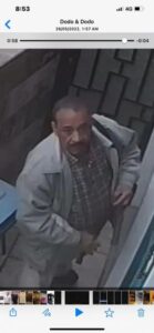 من الصور التي نشرها الفنان حجاج عبد العظيم للسارق 