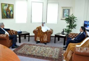 وزير الخارجية عبدالله بو حبيب وسفير قطر في لبنان ابراهيم بن عبد العزيز ووزير الاعلام زياد مكاري