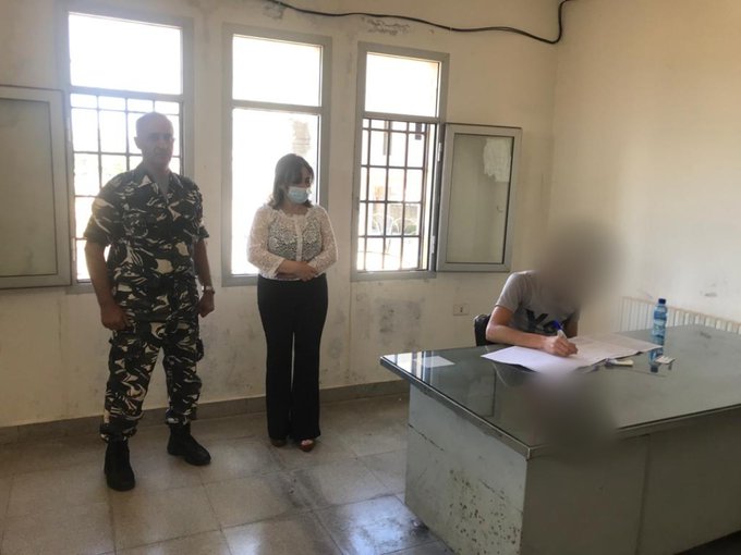 طالب يجري الامتحانات
