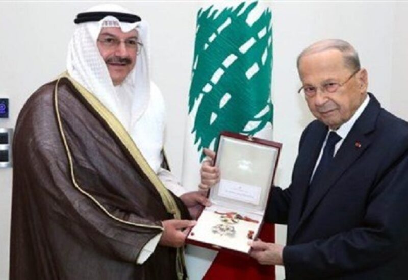 عون يمنح وسام الأرز الوطني لسفير الكويت