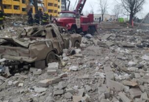 آثار القصف في مدينة تشيرنيهيف الأوكرانية