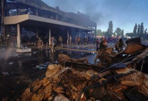 آثار القصف الروسي على مركز تسوق وسط أوكرانيا