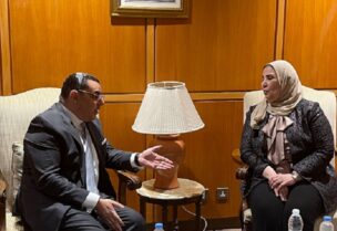 وزيرة التضامن الاجتماعي في الحكومة المصرية نيفين القباج وسفير مصر في لبنان ياسر علوي