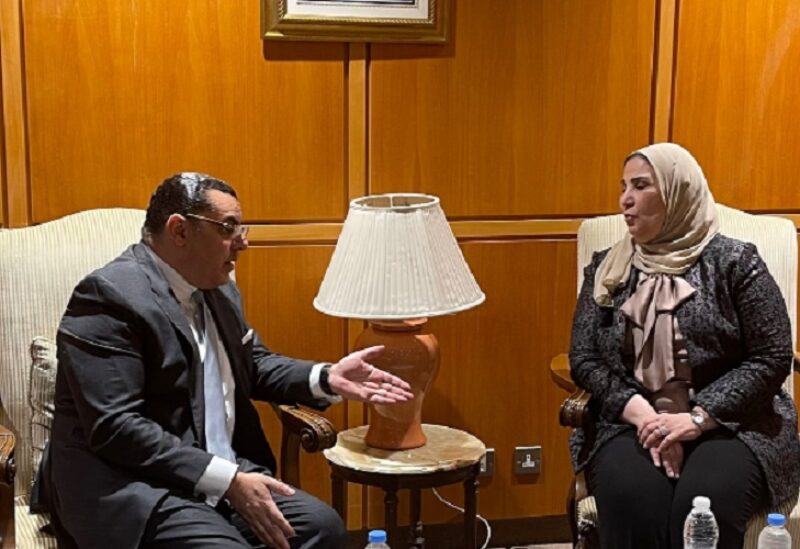 وزيرة التضامن الاجتماعي في الحكومة المصرية نيفين القباج وسفير مصر في لبنان ياسر علوي