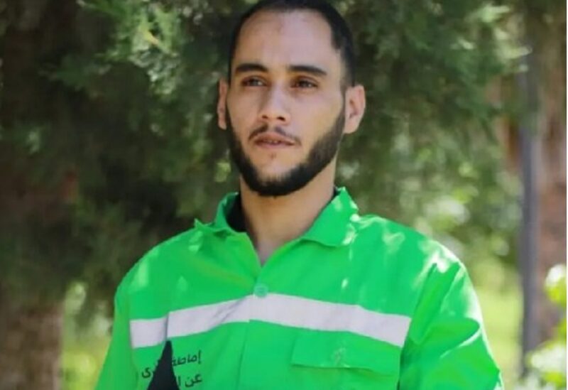 الخريج الأردني الشاب محمد عمر الأسمر وهو عامل النظافة في نفس الوقت