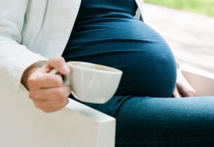 إمرأة حامل تشرب القهوة