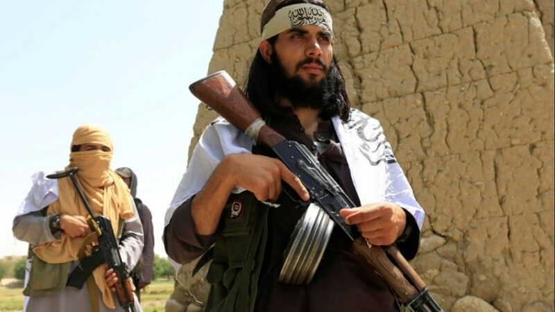 عنصران من حركة طالبان