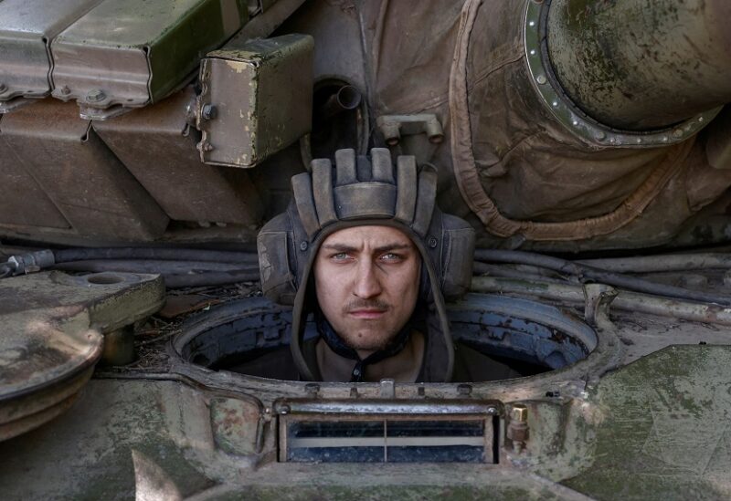 جندي أوكراني من داخل الدبابة في دونيتسك (أوكرانيا)