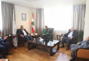 وزير الصناعة جورج بوشكيان خلال الاجتماع