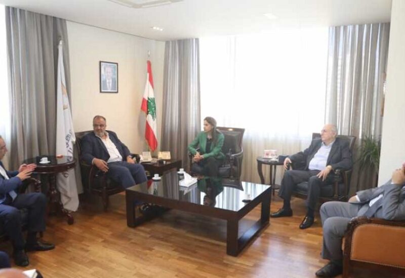 وزير الصناعة جورج بوشكيان خلال الاجتماع