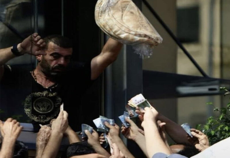 صورة لأحد طوابير الخبز في لبنان