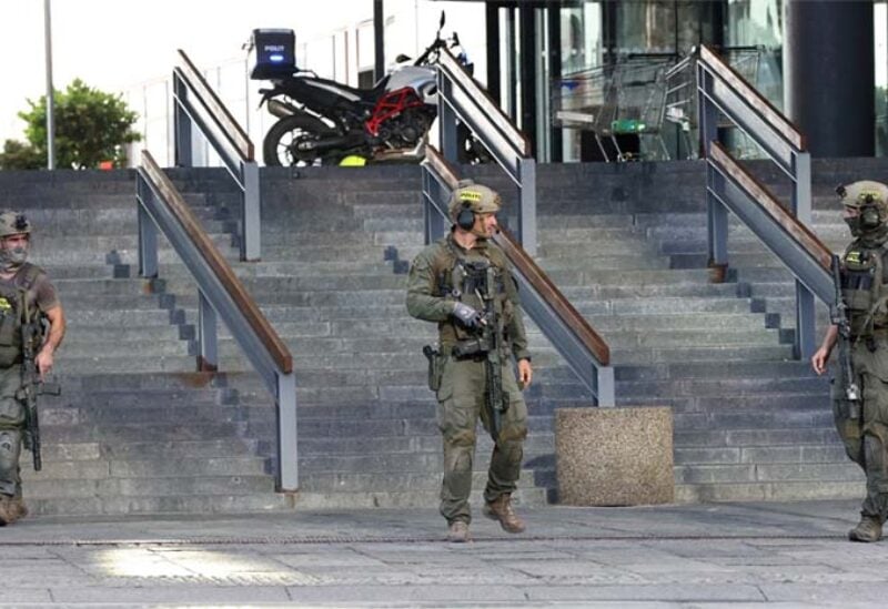 قوات الأمن الدنماركية في محيط مركز التسوق الذي تعرض لحادث إطلاق النار
