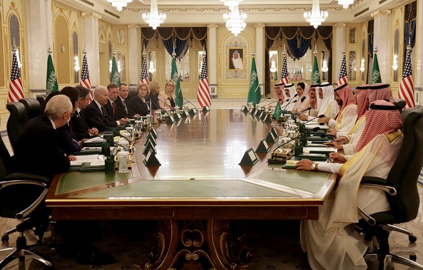 ولي العهد السعودي محمد بن سلمان يجتمع بالرئيس الأميركي جو بايدن بحضور مسؤولين من البلدين - رويترز