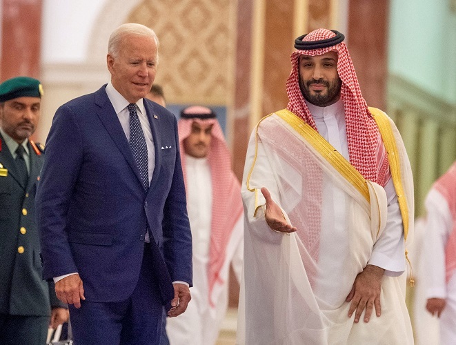 ولي العهد السعودي محمد بن سلمان يستقبل الرئيس الأميركي جو بايدن في جدة - رويترز