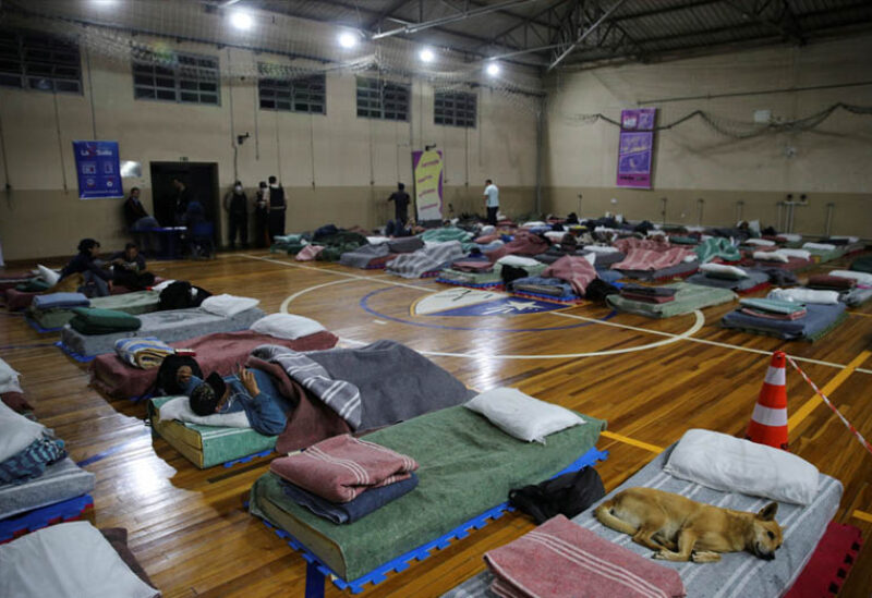 مشردون يستريحون مع حيواناتهم في مأوى في البرازيل