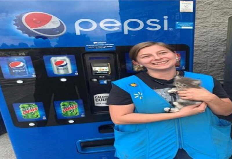 انقاذ قطة من داخل آلة بيع مشروبات غازية
