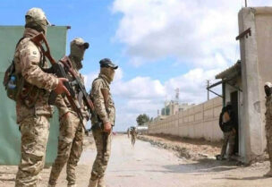 عناصر من "قسد" أمام سجن الصناعة في الحسكة