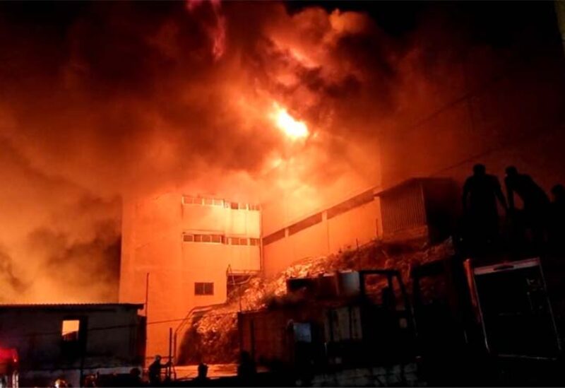 حريق هائل في معمل سجاد قبلان في الجنوب