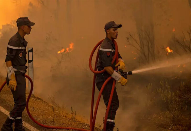 رجال الإطفاء في المغرب يبذلون كل جهدهم للسيطرة على الحرائق