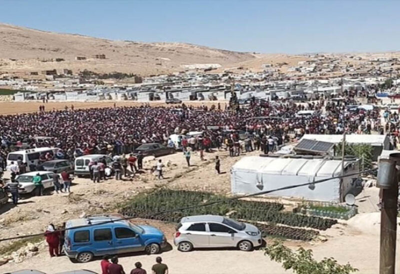 الآلاف في بلدة عرسال يشيعون ضحايا شاحنة الصخور