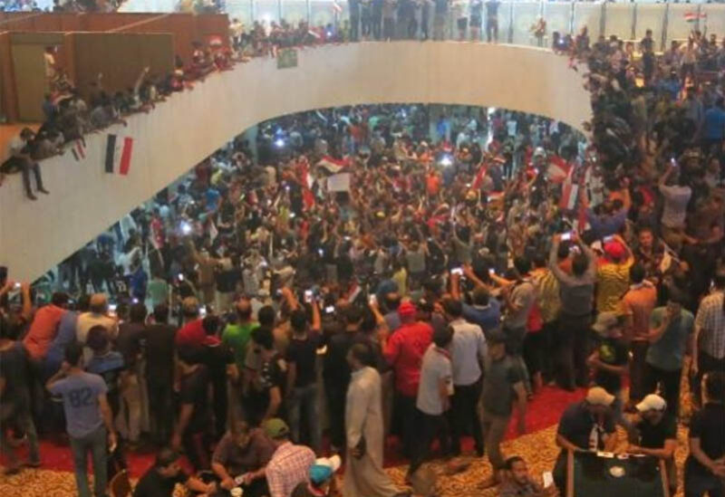 مئات المتظاهرين يقتحمون البرلمان العراقي