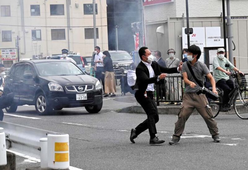 لحظة إلقاء القبض على المتهم باغتيال رئيس الوزراء الياباني السابق شينزو آبي