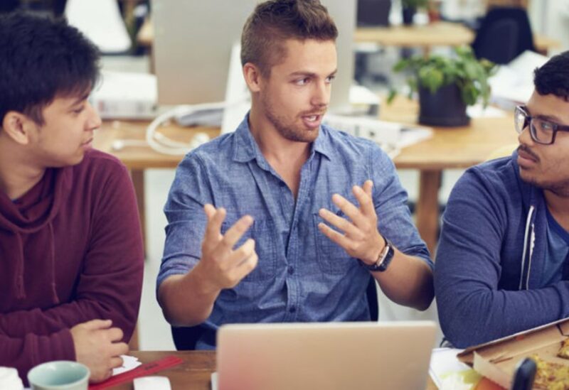 التحدث مع الآخر