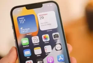 هاتف آيفون
