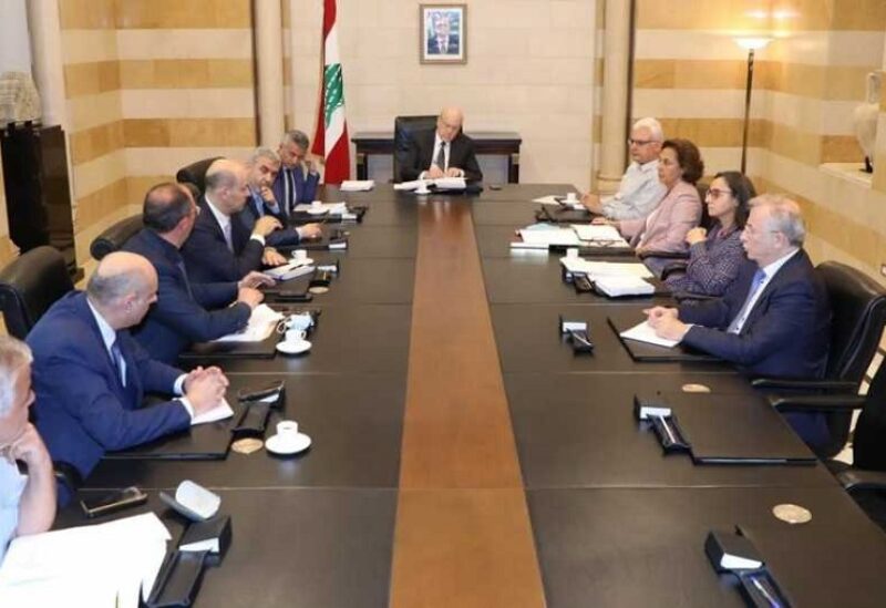 رئيس الحكومة المكلف في اجتماع لبحث ملف اضراب القطاع العام