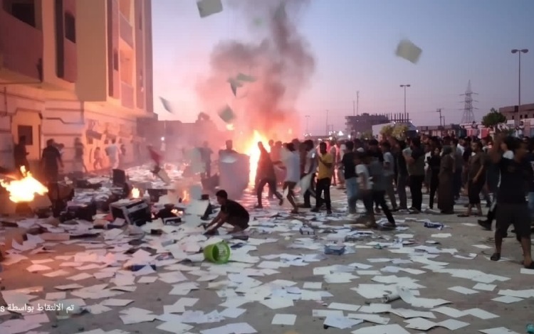 صور من الاحتجاجات امام مقر المجلس في ليبيا 