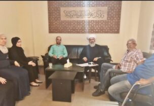 مفتي عكار مستقبلًا ذوي ضحايا تفجير تليل