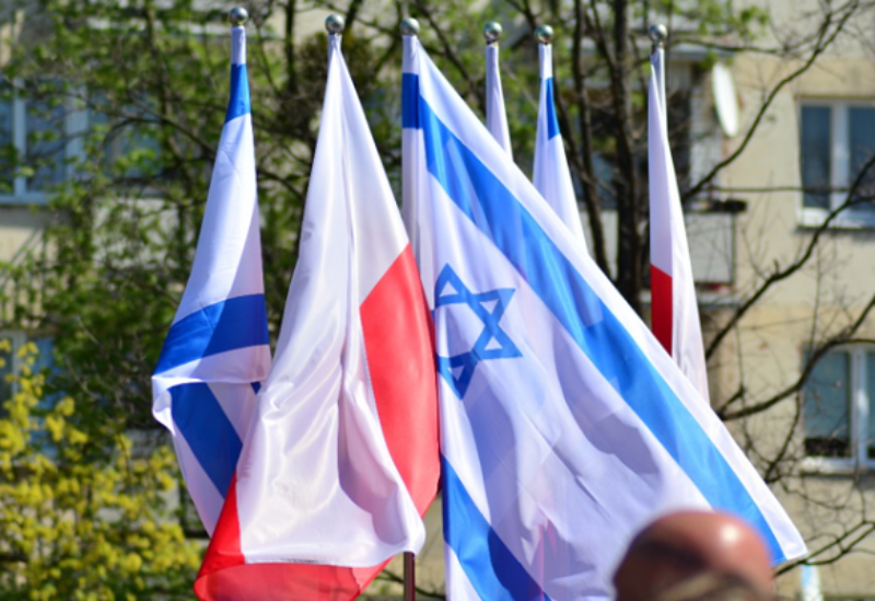علما إسرائيل وبولندا