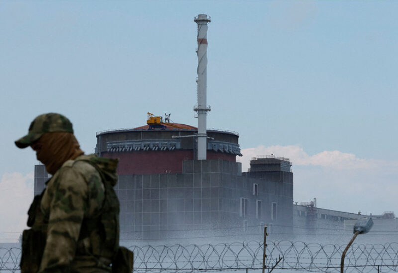 جندي روسي بالقرب من محطة زابوريجيا للطاقة النووية في جنوب أوكرانيا
