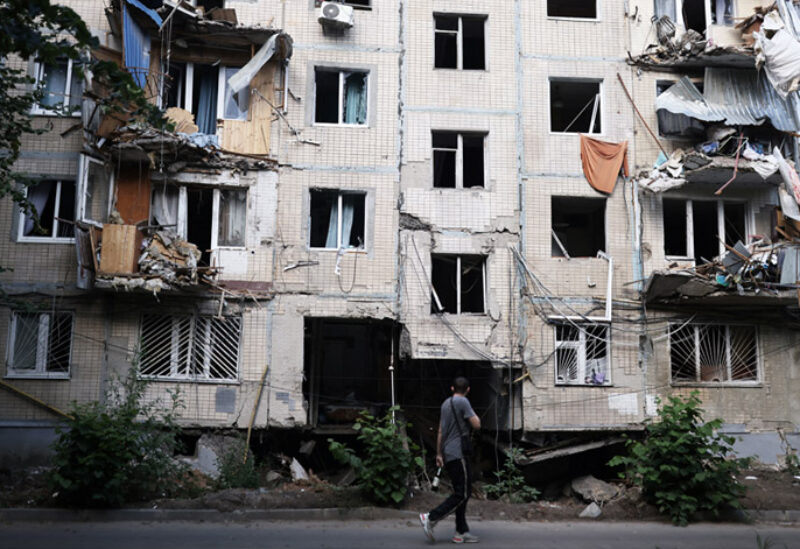 آثار القصف الروسي على مدينة خاركيف الأوكرانية (رويترز)