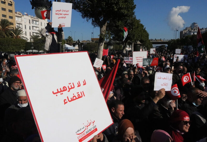 محاولة الرئيس التونسي تطويع القضاء لاقت رفضاً محلياً ودولياً