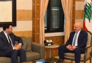 الوزير بسام مولوي والقائم بأعمال دولة الكويت في لبنان عبد الله سليمان الشاهين
