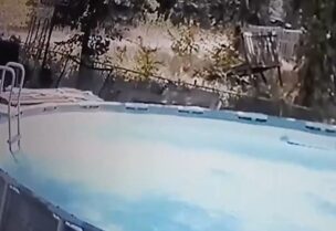 صورة من الفيديو يُظظهر الطفل يقوم بإنقاذ والدته