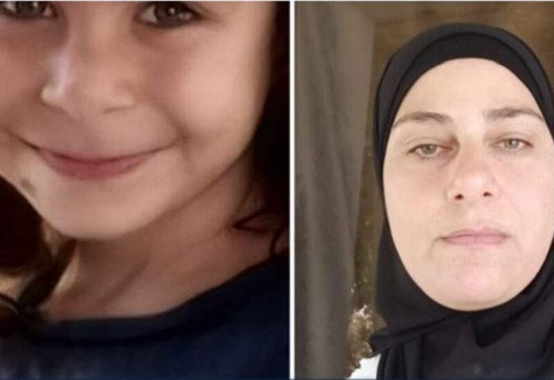 هلا مصطفى مع طفلتها عائشة حدارة