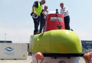 النائبان ريفي وخوري يتفقدان موقع الغواصة في مرفأ طرابلس