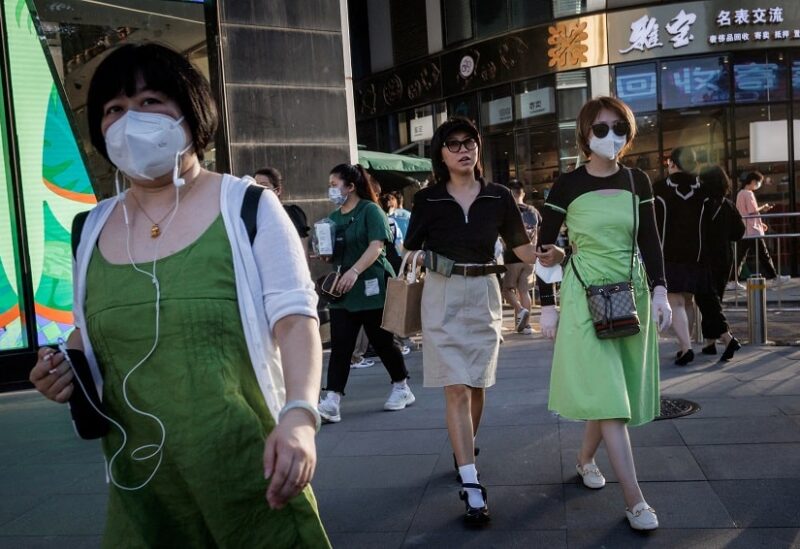 مواطنون يرتدون الكمامات في أسواق في الصين (رويترز)