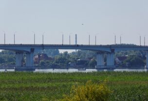 جسر أنتونوفسكي في خيرسون (رويترز)